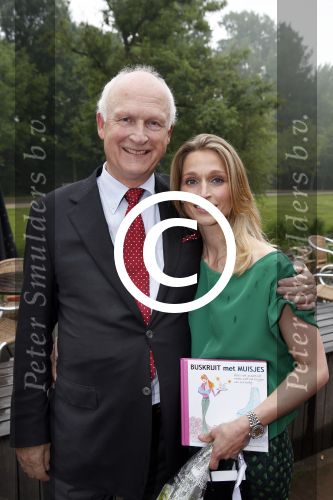 Amsterdam 20 juni 2013
Boek presentatie Nina Veeneman Diets Noor Schutte Kerckhoff en Marieke Wigmans Bremers in het melkhuis in het vondelpark. Louis Bremers met dochter Marieke
Peter Smulders bv