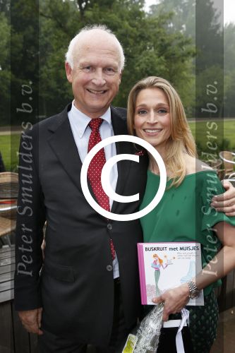Amsterdam 20 juni 2013
Boek presentatie Nina Veeneman Diets Noor Schutte Kerckhoff en Marieke Wigmans Bremers in het melkhuis in het vondelpark. Louis Bremers met dochter Marieke
Peter Smulders bv