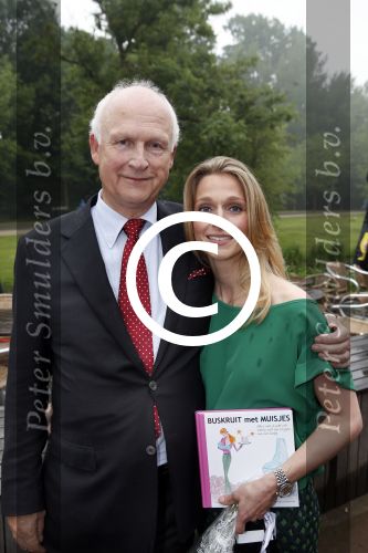 Amsterdam 20 juni 2013
Boek presentatie Nina Veeneman Diets Noor Schutte Kerckhoff en Marieke Wigmans Bremers in het melkhuis in het vondelpark. Louis Bremers met dochter Marieke
Peter Smulders bv
