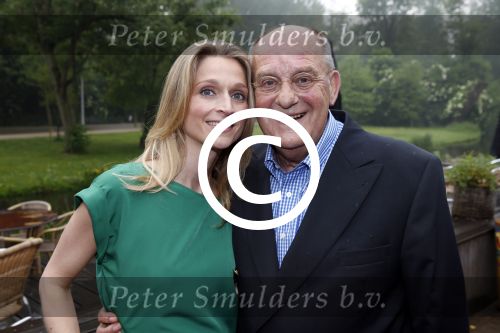 Amsterdam 20 juni 2013
Boek presentatie Nina Veeneman Diets Noor Schutte Kerckhoff en Marieke Wigmans Bremers in het melkhuis in het vondelpark. Marieke met schoonvader
Peter Smulders bv