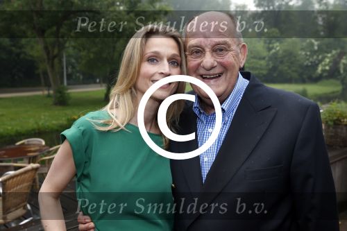 Amsterdam 20 juni 2013
Boek presentatie Nina Veeneman Diets Noor Schutte Kerckhoff en Marieke Wigmans Bremers in het melkhuis in het vondelpark. Marieke met schoonvader
Peter Smulders bv