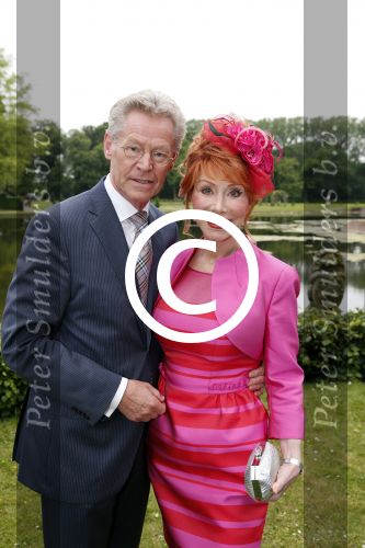 Haarzuilens 12 juni 2013
Haringparty op kasteel de Haar in Haarzuilens. Marijke Helwegen met man
Peter Smulders bv