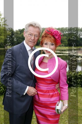 Haarzuilens 12 juni 2013
Haringparty op kasteel de Haar in Haarzuilens. Marijke Helwegen met man
Peter Smulders bv