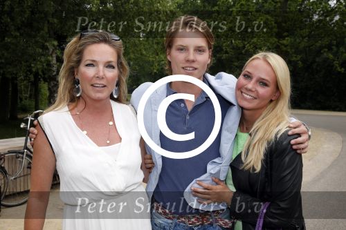 Amsterdam 20 juni 2013
Boek presentatie Nina Veeneman Diets Noor Schutte Kerckhoff en Marieke Wigmans Bremers in het melkhuis in het vondelpark. Mariska Dietz met kinderen
Peter Smulders bv