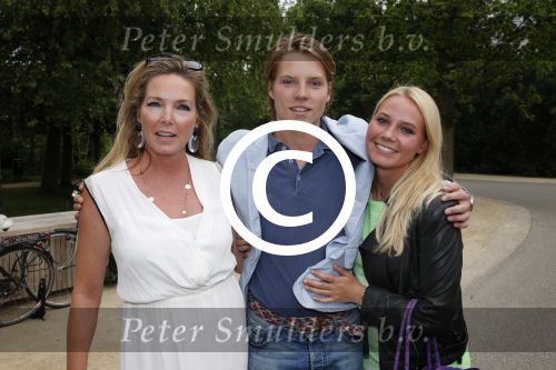 Amsterdam 20 juni 2013
Boek presentatie Nina Veeneman Diets Noor Schutte Kerckhoff en Marieke Wigmans Bremers in het melkhuis in het vondelpark. Mariska Dietz met kinderen
Peter Smulders bv