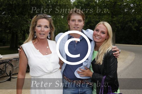 Amsterdam 20 juni 2013
Boek presentatie Nina Veeneman Diets Noor Schutte Kerckhoff en Marieke Wigmans Bremers in het melkhuis in het vondelpark. Mariska Dietz met kinderen
Peter Smulders bv