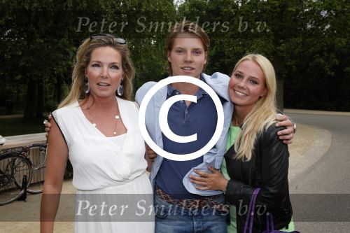 Amsterdam 20 juni 2013
Boek presentatie Nina Veeneman Diets Noor Schutte Kerckhoff en Marieke Wigmans Bremers in het melkhuis in het vondelpark. Mariska Dietz met kinderen
Peter Smulders bv