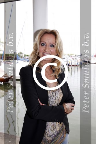 Muiden 10 juni 2013
Natasja Froger krijgt uit handen van Abgela Groothuizen de cosmoqueen award.
Peter Smulders bv