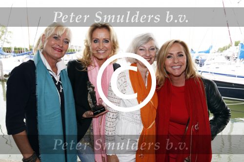 Muiden 10 juni 2013
Natasja Froger krijgt uit handen van Abgela Groothuizen de cosmoqueen award. Vivian Boelen
Peter Smulders bv