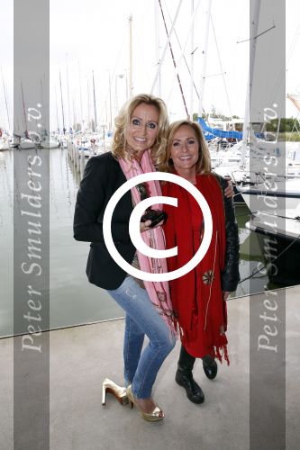 Muiden 10 juni 2013
Natasja Froger krijgt uit handen van Abgela Groothuizen de cosmoqueen award.
Peter Smulders bv