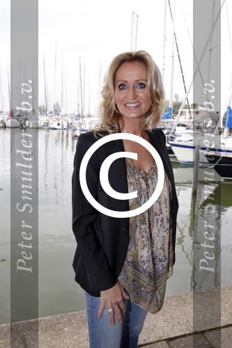 Muiden 10 juni 2013
Natasja Froger krijgt uit handen van Abgela Groothuizen de cosmoqueen award.
Peter Smulders bv
