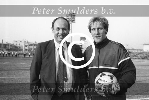 Tokio, 9 December 1988
Training PSV en Guus Hiddink
Nederlandse Ambassadeur Japan met Hans v Breukelen
Foto Peter Smulders BV