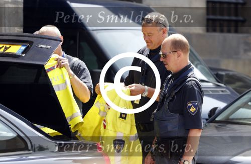Amsterdam 18 juni 2013
Uitreiking zilveren anjers door prinses Beatrix in het paleis op de dam. Politie pakt hun jassen uit de kofferbak van prinses Beatrix
Peter Smulders bv
