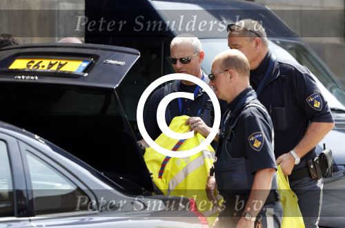 Amsterdam 18 juni 2013
Uitreiking zilveren anjers door prinses Beatrix in het paleis op de dam. Politie pakt hun jassen uit de kofferbak van prinses Beatrix
Peter Smulders bv