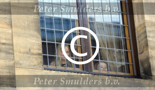 Amsterdam, 29 April 2013
Prinses Amalia, Prinses Alexia en Prinses Ariane achter de ramen van Paleis op de Dam
Foto Peter Smulders BV