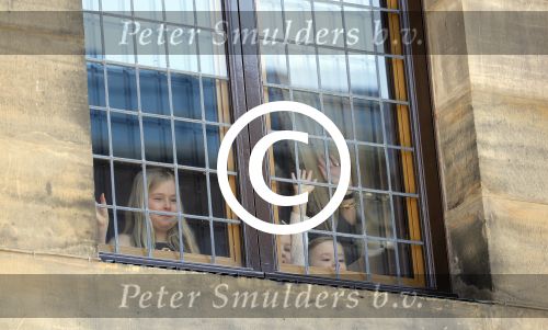Amsterdam, 29 April 2013
Prinses Amalia, Prinses Alexia en Prinses Ariane achter de ramen van Paleis op de Dam
Foto Peter Smulders BV