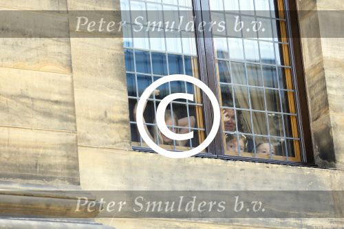 Amsterdam, 29 April 2013
Prinses Amalia, Prinses Alexia en Prinses Ariane achter de ramen van Paleis op de Dam
Foto Peter Smulders BV