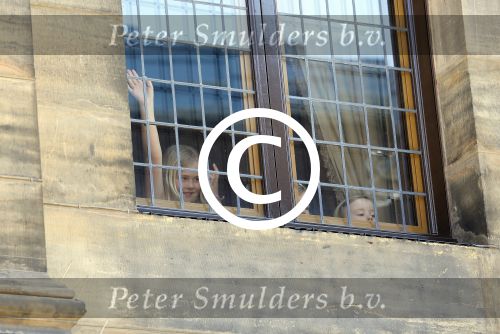 Amsterdam, 29 April 2013
Prinses Amalia, Prinses Alexia en Prinses Ariane achter de ramen van Paleis op de Dam
Foto Peter Smulders BV