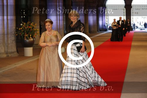 Amsterdam, 29 April 2013
Vertrek Kon. familie vanuit Paleis op de Dam naar het diner in het Rijksmuseum
Prinses Irene met haar zus Prinses Christina
Foto Peter Smulders BV