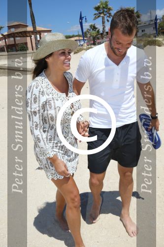Sevilla, 19 en 20 Juni 2013
Rafel v d Vaart met zijn vriendin Sabia Boulahrouz en hun drie kinderen
Damian v d Vaart, Amaya Boulahrouz en Daamin Boulahrouz op het strand en bij hun hotel voor hun gezamelijk eerste vakantie samen.
Foto Peter Smulders BV