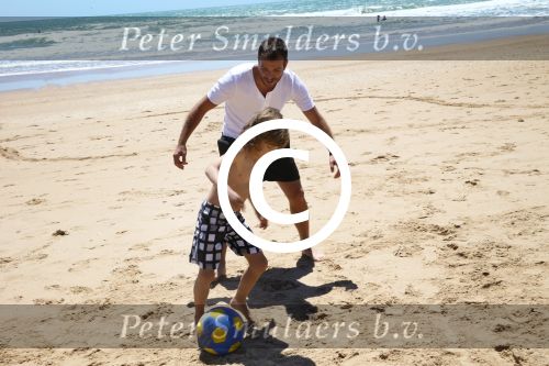 Sevilla, 19 en 20 Juni 2013
Rafel v d Vaart met zijn vriendin Sabia Boulahrouz en hun drie kinderen
Damian v d Vaart, Amaya Boulahrouz en Daamin Boulahrouz op het strand en bij hun hotel voor hun gezamelijk eerste vakantie samen.
Foto Peter Smulders BV
