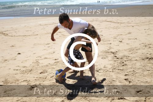 Sevilla, 19 en 20 Juni 2013
Rafel v d Vaart met zijn vriendin Sabia Boulahrouz en hun drie kinderen
Damian v d Vaart, Amaya Boulahrouz en Daamin Boulahrouz op het strand en bij hun hotel voor hun gezamelijk eerste vakantie samen.
Foto Peter Smulders BV