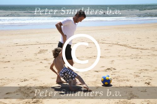 Sevilla, 19 en 20 Juni 2013
Rafel v d Vaart met zijn vriendin Sabia Boulahrouz en hun drie kinderen
Damian v d Vaart, Amaya Boulahrouz en Daamin Boulahrouz op het strand en bij hun hotel voor hun gezamelijk eerste vakantie samen.
Foto Peter Smulders BV
