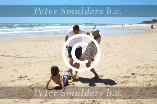 Sevilla, 19 en 20 Juni 2013
Rafel v d Vaart met zijn vriendin Sabia Boulahrouz en hun drie kinderen
Damian v d Vaart, Amaya Boulahrouz en Daamin Boulahrouz op het strand en bij hun hotel voor hun gezamelijk eerste vakantie samen.
Foto Peter Smulders BV