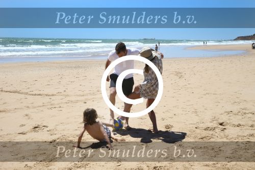 Sevilla, 19 en 20 Juni 2013
Rafel v d Vaart met zijn vriendin Sabia Boulahrouz en hun drie kinderen
Damian v d Vaart, Amaya Boulahrouz en Daamin Boulahrouz op het strand en bij hun hotel voor hun gezamelijk eerste vakantie samen.
Foto Peter Smulders BV