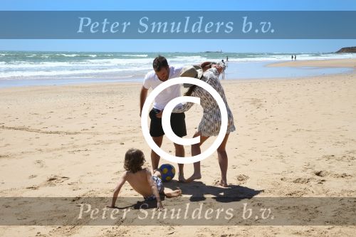 Sevilla, 19 en 20 Juni 2013
Rafel v d Vaart met zijn vriendin Sabia Boulahrouz en hun drie kinderen
Damian v d Vaart, Amaya Boulahrouz en Daamin Boulahrouz op het strand en bij hun hotel voor hun gezamelijk eerste vakantie samen.
Foto Peter Smulders BV