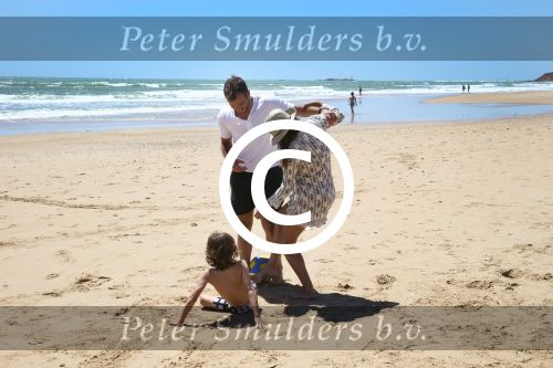 Sevilla, 19 en 20 Juni 2013
Rafel v d Vaart met zijn vriendin Sabia Boulahrouz en hun drie kinderen
Damian v d Vaart, Amaya Boulahrouz en Daamin Boulahrouz op het strand en bij hun hotel voor hun gezamelijk eerste vakantie samen.
Foto Peter Smulders BV