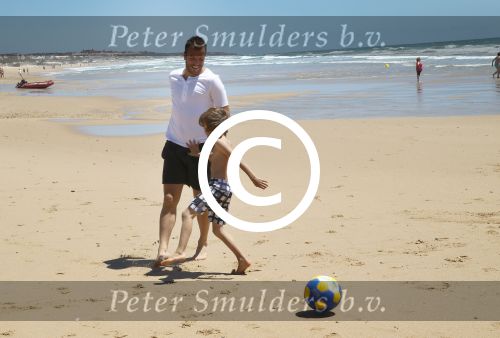 Sevilla, 19 en 20 Juni 2013
Rafel v d Vaart met zijn vriendin Sabia Boulahrouz en hun drie kinderen
Damian v d Vaart, Amaya Boulahrouz en Daamin Boulahrouz op het strand en bij hun hotel voor hun gezamelijk eerste vakantie samen.
Foto Peter Smulders BV