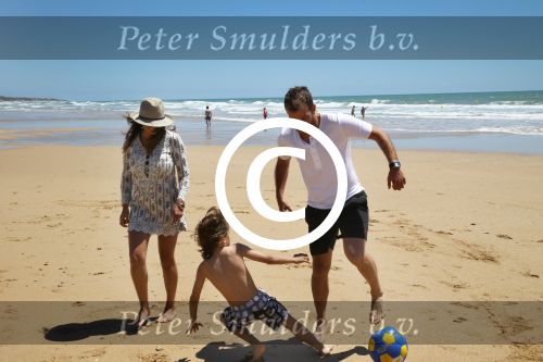 Sevilla, 19 en 20 Juni 2013
Rafel v d Vaart met zijn vriendin Sabia Boulahrouz en hun drie kinderen
Damian v d Vaart, Amaya Boulahrouz en Daamin Boulahrouz op het strand en bij hun hotel voor hun gezamelijk eerste vakantie samen.
Foto Peter Smulders BV