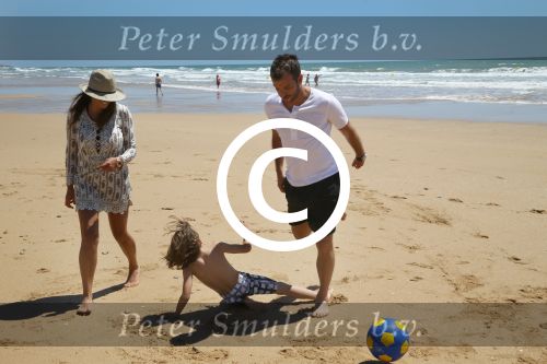 Sevilla, 19 en 20 Juni 2013
Rafel v d Vaart met zijn vriendin Sabia Boulahrouz en hun drie kinderen
Damian v d Vaart, Amaya Boulahrouz en Daamin Boulahrouz op het strand en bij hun hotel voor hun gezamelijk eerste vakantie samen.
Foto Peter Smulders BV