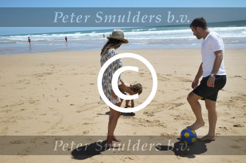 Sevilla, 19 en 20 Juni 2013
Rafel v d Vaart met zijn vriendin Sabia Boulahrouz en hun drie kinderen
Damian v d Vaart, Amaya Boulahrouz en Daamin Boulahrouz op het strand en bij hun hotel voor hun gezamelijk eerste vakantie samen.
Foto Peter Smulders BV