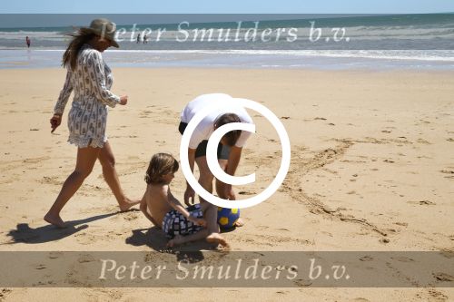 Sevilla, 19 en 20 Juni 2013
Rafel v d Vaart met zijn vriendin Sabia Boulahrouz en hun drie kinderen
Damian v d Vaart, Amaya Boulahrouz en Daamin Boulahrouz op het strand en bij hun hotel voor hun gezamelijk eerste vakantie samen.
Foto Peter Smulders BV