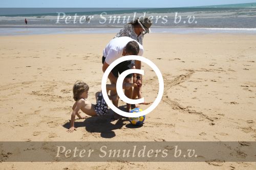 Sevilla, 19 en 20 Juni 2013
Rafel v d Vaart met zijn vriendin Sabia Boulahrouz en hun drie kinderen
Damian v d Vaart, Amaya Boulahrouz en Daamin Boulahrouz op het strand en bij hun hotel voor hun gezamelijk eerste vakantie samen.
Foto Peter Smulders BV