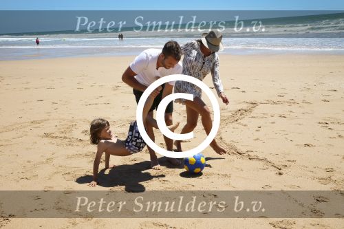 Sevilla, 19 en 20 Juni 2013
Rafel v d Vaart met zijn vriendin Sabia Boulahrouz en hun drie kinderen
Damian v d Vaart, Amaya Boulahrouz en Daamin Boulahrouz op het strand en bij hun hotel voor hun gezamelijk eerste vakantie samen.
Foto Peter Smulders BV