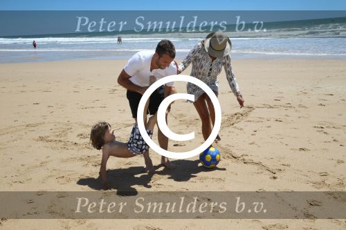 Sevilla, 19 en 20 Juni 2013
Rafel v d Vaart met zijn vriendin Sabia Boulahrouz en hun drie kinderen
Damian v d Vaart, Amaya Boulahrouz en Daamin Boulahrouz op het strand en bij hun hotel voor hun gezamelijk eerste vakantie samen.
Foto Peter Smulders BV