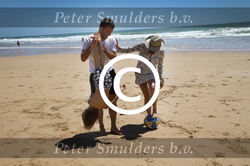 Sevilla, 19 en 20 Juni 2013
Rafel v d Vaart met zijn vriendin Sabia Boulahrouz en hun drie kinderen
Damian v d Vaart, Amaya Boulahrouz en Daamin Boulahrouz op het strand en bij hun hotel voor hun gezamelijk eerste vakantie samen.
Foto Peter Smulders BV