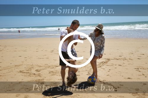 Sevilla, 19 en 20 Juni 2013
Rafel v d Vaart met zijn vriendin Sabia Boulahrouz en hun drie kinderen
Damian v d Vaart, Amaya Boulahrouz en Daamin Boulahrouz op het strand en bij hun hotel voor hun gezamelijk eerste vakantie samen.
Foto Peter Smulders BV