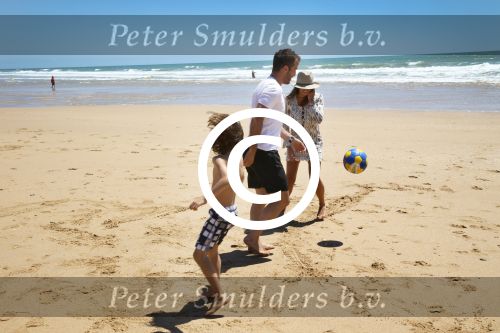 Sevilla, 19 en 20 Juni 2013
Rafel v d Vaart met zijn vriendin Sabia Boulahrouz en hun drie kinderen
Damian v d Vaart, Amaya Boulahrouz en Daamin Boulahrouz op het strand en bij hun hotel voor hun gezamelijk eerste vakantie samen.
Foto Peter Smulders BV