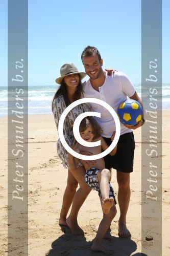 Sevilla, 19 en 20 Juni 2013
Rafel v d Vaart met zijn vriendin Sabia Boulahrouz en hun drie kinderen
Damian v d Vaart, Amaya Boulahrouz en Daamin Boulahrouz op het strand en bij hun hotel voor hun gezamelijk eerste vakantie samen.
Foto Peter Smulders BV