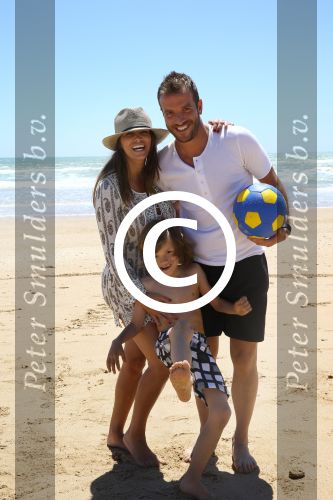 Sevilla, 19 en 20 Juni 2013
Rafel v d Vaart met zijn vriendin Sabia Boulahrouz en hun drie kinderen
Damian v d Vaart, Amaya Boulahrouz en Daamin Boulahrouz op het strand en bij hun hotel voor hun gezamelijk eerste vakantie samen.
Foto Peter Smulders BV