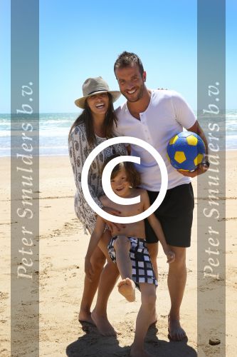Sevilla, 19 en 20 Juni 2013
Rafel v d Vaart met zijn vriendin Sabia Boulahrouz en hun drie kinderen
Damian v d Vaart, Amaya Boulahrouz en Daamin Boulahrouz op het strand en bij hun hotel voor hun gezamelijk eerste vakantie samen.
Foto Peter Smulders BV