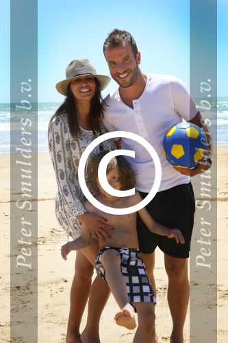 Sevilla, 19 en 20 Juni 2013
Rafel v d Vaart met zijn vriendin Sabia Boulahrouz en hun drie kinderen
Damian v d Vaart, Amaya Boulahrouz en Daamin Boulahrouz op het strand en bij hun hotel voor hun gezamelijk eerste vakantie samen.
Foto Peter Smulders BV