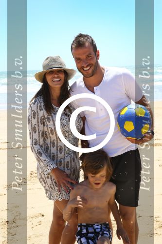 Sevilla, 19 en 20 Juni 2013
Rafel v d Vaart met zijn vriendin Sabia Boulahrouz en hun drie kinderen
Damian v d Vaart, Amaya Boulahrouz en Daamin Boulahrouz op het strand en bij hun hotel voor hun gezamelijk eerste vakantie samen.
Foto Peter Smulders BV