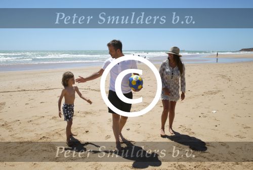 Sevilla, 19 en 20 Juni 2013
Rafel v d Vaart met zijn vriendin Sabia Boulahrouz en hun drie kinderen
Damian v d Vaart, Amaya Boulahrouz en Daamin Boulahrouz op het strand en bij hun hotel voor hun gezamelijk eerste vakantie samen.
Foto Peter Smulders BV