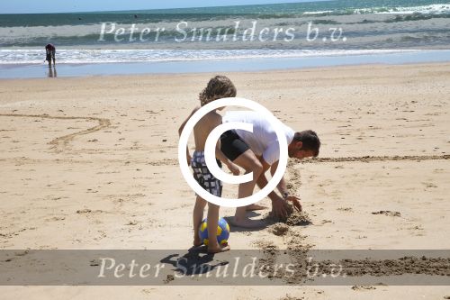 Sevilla, 19 en 20 Juni 2013
Rafel v d Vaart met zijn vriendin Sabia Boulahrouz en hun drie kinderen
Damian v d Vaart, Amaya Boulahrouz en Daamin Boulahrouz op het strand en bij hun hotel voor hun gezamelijk eerste vakantie samen.
Foto Peter Smulders BV