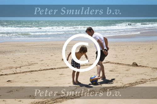 Sevilla, 19 en 20 Juni 2013
Rafel v d Vaart met zijn vriendin Sabia Boulahrouz en hun drie kinderen
Damian v d Vaart, Amaya Boulahrouz en Daamin Boulahrouz op het strand en bij hun hotel voor hun gezamelijk eerste vakantie samen.
Foto Peter Smulders BV